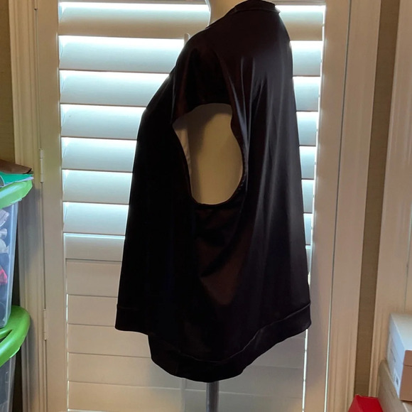SHEIN Glossy Black Muscle Tee - Picture 4 of 7